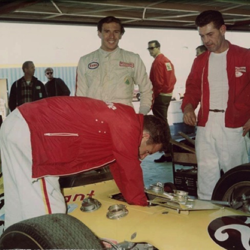 JIm souriant avec les mécaniciens de l'équipe Vollsted
Contribution Albert Cato/Facebook